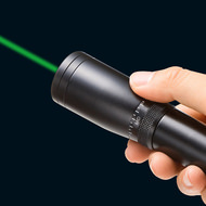 「通常の5倍」明るいレーザーポインター―見やすい緑色光を採用