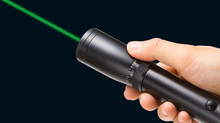 「通常の5倍」明るいレーザーポインター―見やすい緑色光を採用