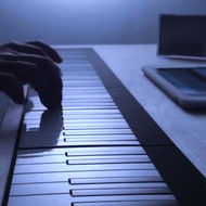 iPhoneがグランドピアノに早変わり―折りたためるBluetooth鍵盤