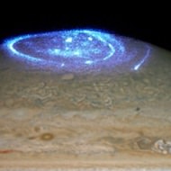 オーロラが毎日見られる!? ― 太陽系最大の惑星“木星”の巨大オーロラを、ハッブル宇宙望遠鏡が捉えた