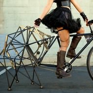 この自転車、歩く！―タイヤのかわりに4本の“足”が取り付けられた「Walking Bike」