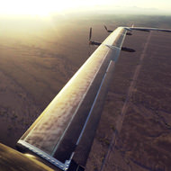 旅客機より長い翼の巨大ドローン「アクイラ」―太陽光で3か月飛びつづける
