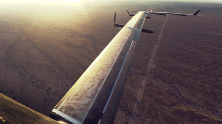 旅客機より長い翼の巨大ドローン「アクイラ」―太陽光で3か月飛びつづける