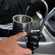 のどが乾いたら、エアコンの水を飲めばいいじゃない―飲料水を車内で生み出すフォードの「On-the-Go H2O」