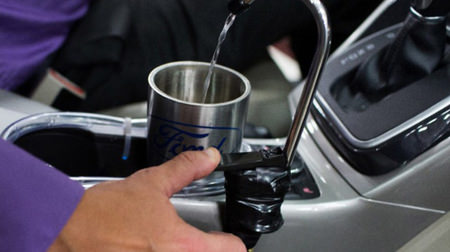 のどが乾いたら、エアコンの水を飲めばいいじゃない―飲料水を車内で生み出すフォードの「On-the-Go H2O」