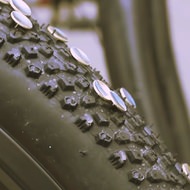 画鋲を踏んでもパンクしにくい！…クロスバイク「430 PENDLER」は、遅刻できない自転車通勤者の味方