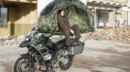 バイクの上に、テントを張って…ツーリングに便利な「Mobed」