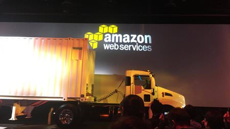 アマゾン、100京バイトもの巨大データを転送する方法を発明―「トラックで運ぶわ」