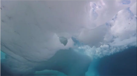 北極海、氷の下に広がる幻想的な光景―「水中ドローン」で撮影に成功