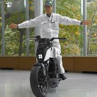 ホンダ、自立するバイク「Honda Riding Assist」を公開…「感情エンジン」を搭載した「Honda NeuV」も