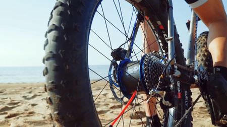 自転車のペダルを漕ぐと、タイヤの空気圧を調整できる「WhiteCrow Hub」