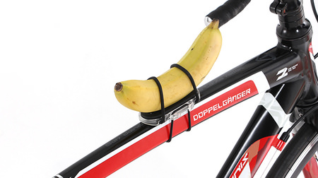 ここがバナナの指定席？…自転車のデッドスペースを収納スペースに変えるスマホホルダー「マルチユースサイクルマウント」