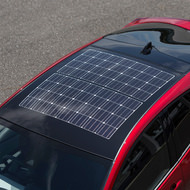 太陽光で発電し、最大で6キロ走れる！…トヨタの新型「プリウスPHV」は「ソーラー充電システム」を装備