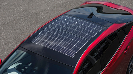 太陽光で発電し、最大で6キロ走れる！…トヨタの新型「プリウスPHV」は「ソーラー充電システム」を装備