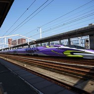 「エヴァ新幹線」のツアー専用列車が初運行―いつもはいけない場所で降車可能