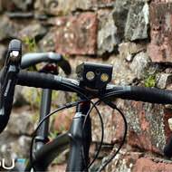 自転車用アクセサリーをひとつにまとめたら、充電の手間が減ったよ…Vudu7の「V」