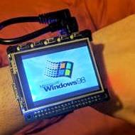 Windows 98を、手首に巻いて…Raspberry Piで作った「Windows 98 Wrist Watch」