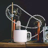 紅茶を、モーターや自転車の変速機を使っていれる「Tea Dunker」…1分間に50回、ちゃぽちゃぽと