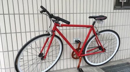 マグネットで自転車を駐輪…鉄製の何かがあればスタンドとして使える「Pedal Park」