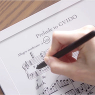 電子ペーパーでできた「楽譜」―めくるの簡単、書きこみも可能