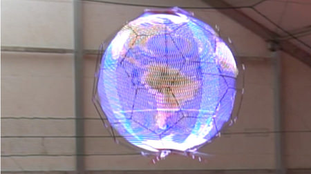 かっこいい！「浮遊球体ドローンディスプレイ」、360度どこからでも映像が見える
