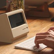 iPhoneが初代Macintosh風になるスタンド、elagoの「M4 STAND」