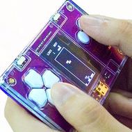 ゲームボーイに似たクレジットカード サイズの 8bit 携帯ゲーム機 