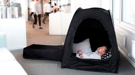オフィスの中で、ひとりぼっち…仮眠にぴったりのテント「Pause Pod」