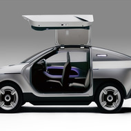 テスラみたい？―銀色でガルウィングの電気SUV「アクシー」、日本が開発
