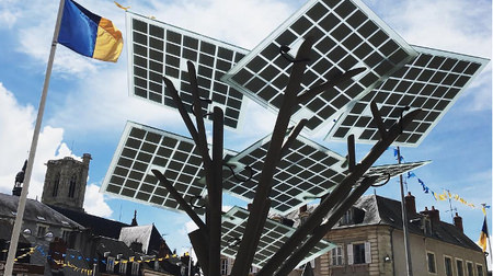 「ソーラー発電する木」が町に生える―そばで無料Wi-Fi、スマホ充電が可能
