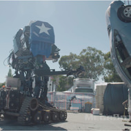 米国の巨大ロボットがプリウスを「たたきのめす」動画が話題に