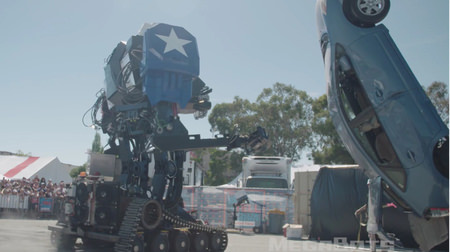 米国の巨大ロボットがプリウスを「たたきのめす」動画が話題に