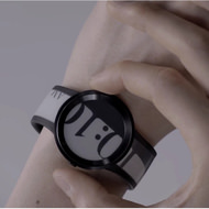 電子ペーパーでできた腕時計「FES Watch U」―ボタンひとつでデザインが変わる