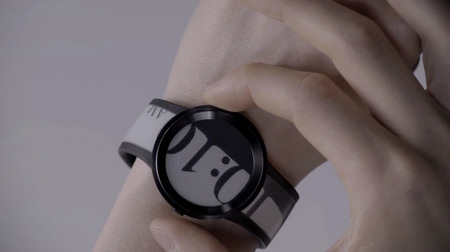 電子ペーパーでできた腕時計「FES Watch U」―ボタンひとつでデザインが変わる