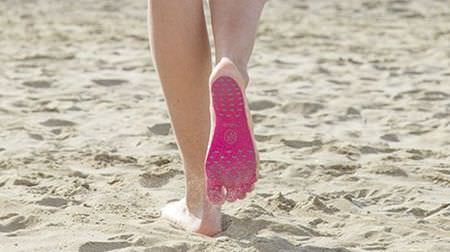 足の裏に貼るビーチサンダル「Nakefit」…熱っつい砂の上でも、ナンパできるぜい