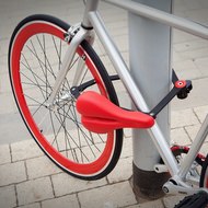 サドルで自転車をロック…自転車用ロックの置き忘れを防ぐ「Seatylock」