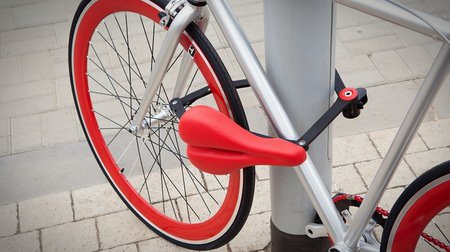 サドルで自転車をロック…自転車用ロックの置き忘れを防ぐ「Seatylock」