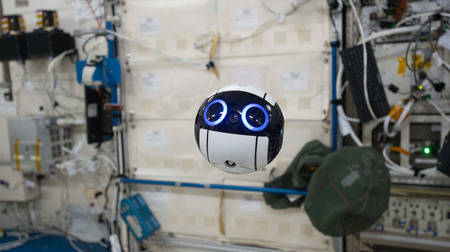 「ハロ」みたい？日本の球体ドローン、宇宙ステーション内を飛ぶ
