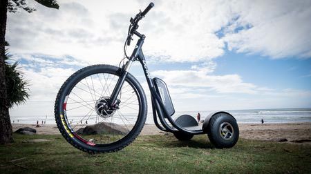 立ち乗り電動バイク「DC-Tri」―ガソリンバイクや自転車が持つ制約から解き放たれた自由なデザイン