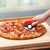 モンスターボールみたいなピザカッター「Poke Ball Pizza Cutter」
