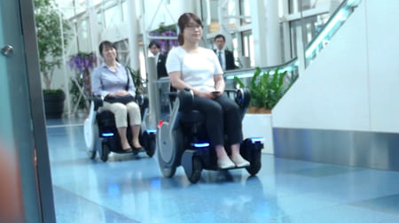 なにそれ乗りたい―目的地まで運んでくれるロボット車いす、羽田空港で実験中