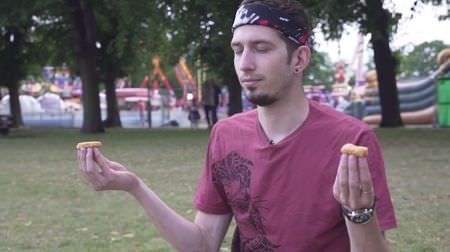チキンナゲットを食べながらヨガのポーズを取る「チキンナゲットヨガ」動画がおもしろい