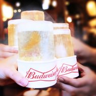 氷のグラス「アイスグラス」にビールを注いで乾杯―塚田農場