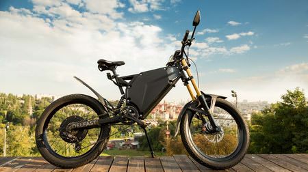 一回の充電で380キロ走れる電動バイク「Delfast」