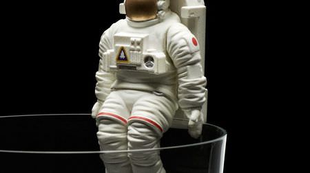 コップのフチに宇宙飛行士が着陸－カプセルトイ「PUTITTO 宇宙飛行士」
