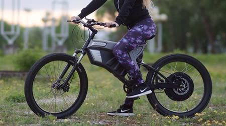 45分の充電で350キロ走れる電動バイク「Grunner X」