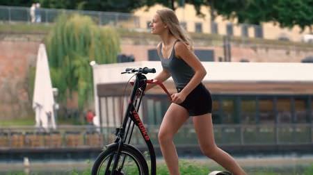 全身運動できる自転車「Standup Varibike」－クロカンスキーやスタンドアップパドルに近いエクササイズ