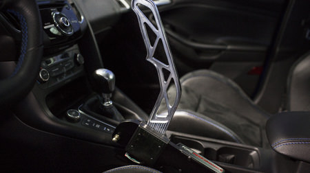 ドリフト走行できる魔法のレバー ― フォードの「Drift Stick」