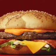 8種の具をはさんだ ハンバーガー「デラックスバーベキュー」―マクドナルド
