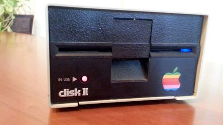 Apple製FDドライブを、ブルーレイドライブに―「Blu-Ray/DVD drive in Disk II Floppy drive case」